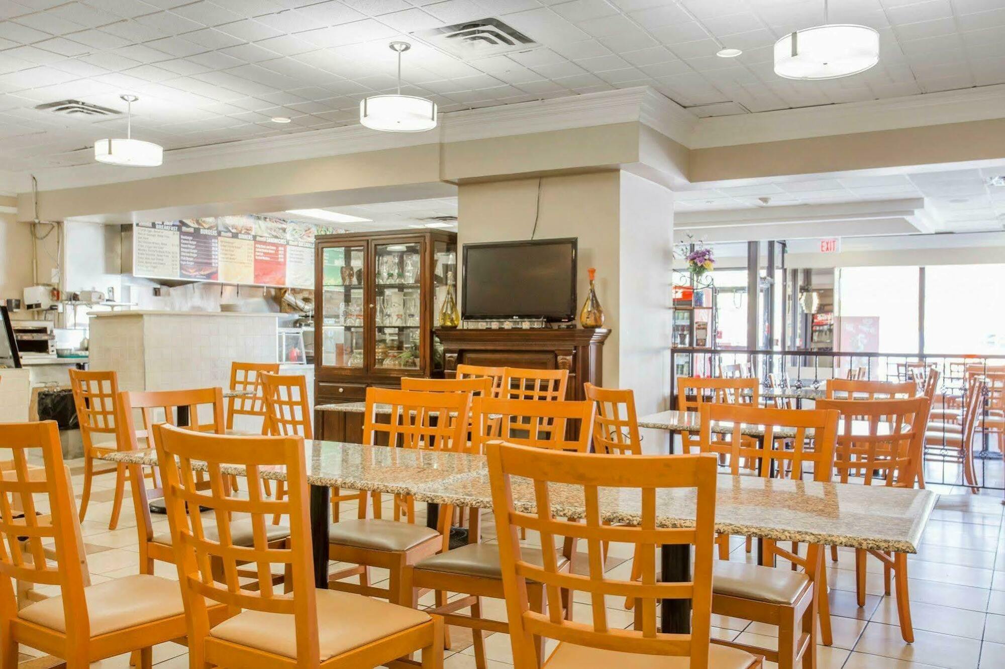 Quality Inn Toronto Airport Mississauga Exterior foto
