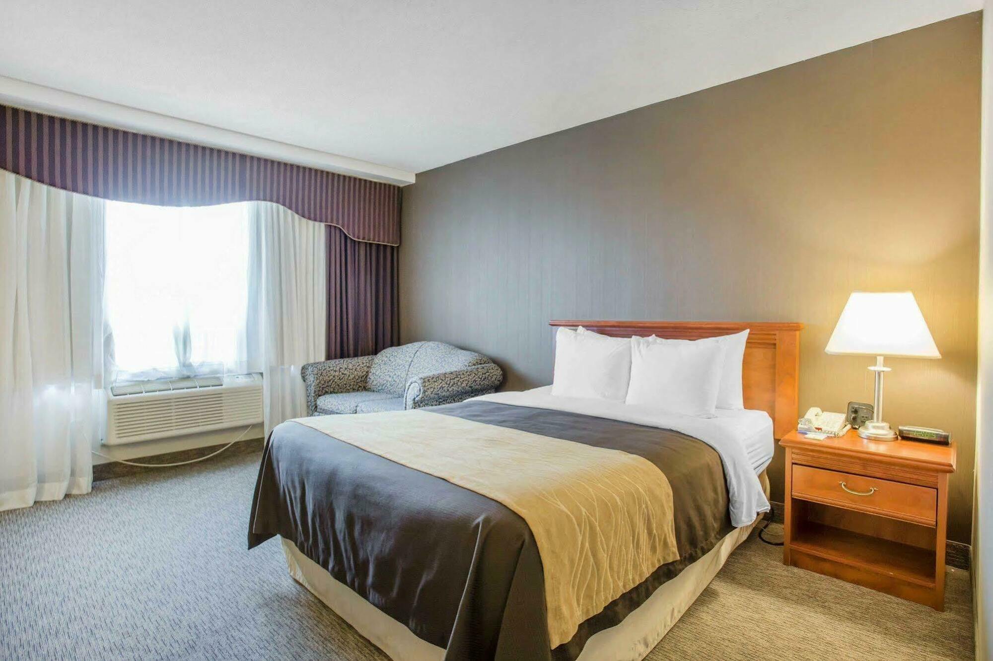 Quality Inn Toronto Airport Mississauga Exterior foto